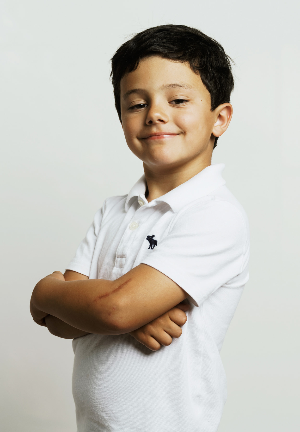 Playful portrait of a young boy by Joan Cuenco Photography